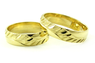 Zlaté snubní prsteny s rytinou 0019 + DÁREK ZDARMA