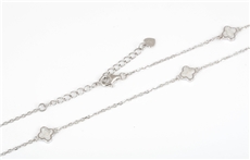 Dámský stříbrný náhrdelník se čtyřlístky s bílou perletí STNAH178F
