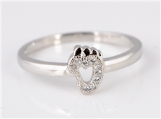 Stříbrný prsten s čirými zirkony strp169f