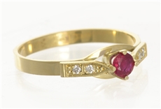 Prsten ze žlutého zlata s přírodním rubínem a diamanty BP0060 + dárek zdarma
