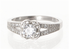 Stříbrný prsten s čirými zirkony strp0258f