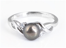 Stříbrný prsten s pravou perlou a čirými zirkony SVLR0160S69P354